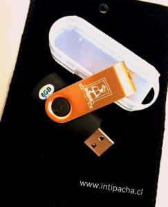 Pendrive de 8G con funda de Cobre, puede grabarse .